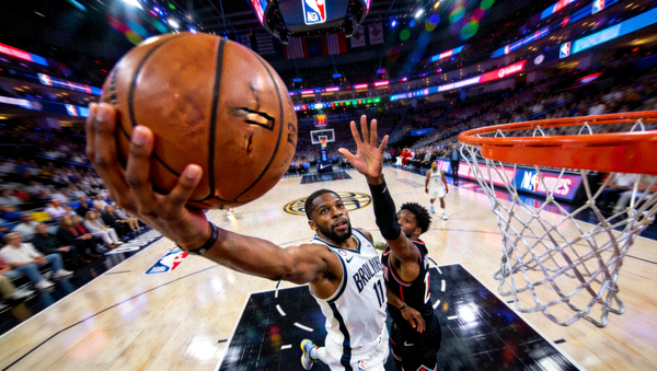 NBA职业篮球球场三分线外快速出手与攻防转换特写